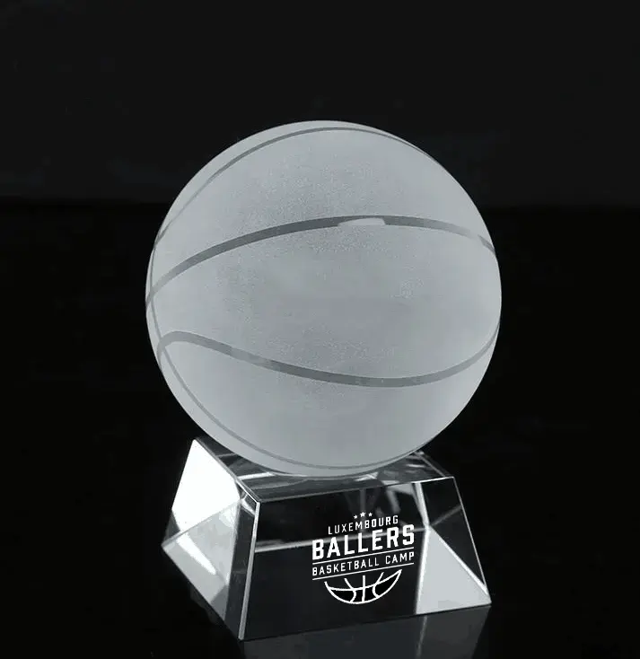 गुआंगज़ौ थोक काल्पनिक K9 क्रिस्टल बास्केटबॉल ट्रॉफी कस्टम 3D लोगो क्रिस्टल गेंद ट्रॉफी