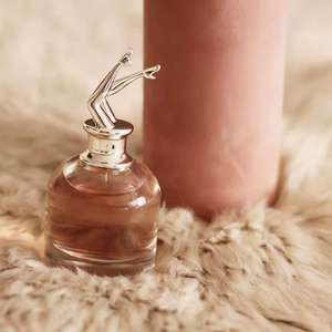 น้ำหอม <span class=keywords><strong>Scandal</strong></span> for Women 30 มล. - กลิ่นหอมฟรุ๊ตตี้-ฟลอรัล ผสมกลิ่นมะเดื่อและดอกทิวเบอร์โรส ติดทนนาน นำเข้าจากต่างประเทศ - Product Image 4