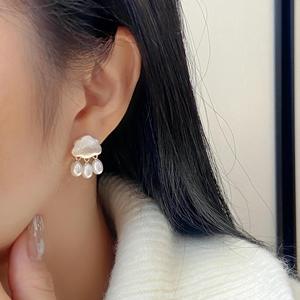 Boucles d'oreilles pendantes en argent pur S925 Yunyan Chengyu pour femmes, perle d'eau douce naturelle, petites gouttes de pluie en forme de nuage, artisanat brossé - Product Image 3