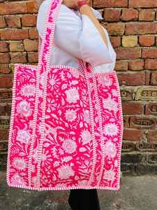 กระเป๋าผ้าฝ้ายพิมพ์ลายดอกไม้ด้วยมือ พร้อมดีไซน์เย็บแบบควิลท์เพื่อความสะดวกสบาย เหมาะสำหรับการช้อปปิ้ง ใช้ในออฟฟิศ และตอบโจทย์ไลฟ์สไตล์ประจำวัน - Product Image 3