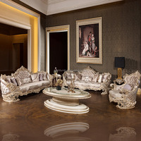 Canapé classique sculpté, élégant canapé doré, ensemble table et chaise, style français, salon, meubles en bois, canapé de luxe