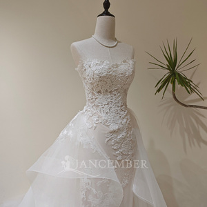 LY132 Robe de mariée sirène moderne et classique avec corset, dos lacé, appliques florales en cristal et décolleté cœur - Product Image 4