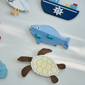 Imán Decorativo de Madera con Forma de Ballena, Diseño Costero, Hecho a Mano, para Refrigerador - Product Image 3