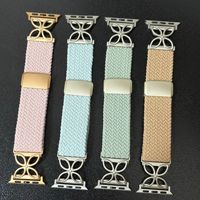 Bracelet de montre personnalisé en gros avec breloque trèfle à quatre feuilles, en nylon, ajustable, avec fermoir magnétique pour Apple Watch