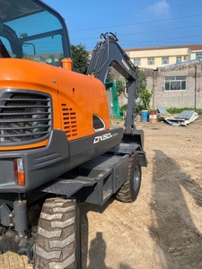 Excavatrice sur pneus Doosan DX60W, couleur orange, mini-excavatrice hydraulique, équipement de construction - Product Image 4