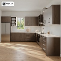 Meuble de cuisine moderne en chêne blanc en forme de L avec portes en dalles teintées fumées, boîtes en MDF et rangement par tiroirs