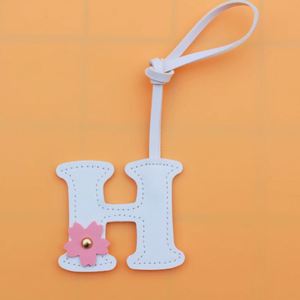 Llavero de Cuero PU con Forma de Letra, Regalo Perfecto para Mujeres, para Uso Diario, Llavero Simple y Elegante, Llavero Duradero - Product Image 3