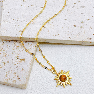 Collier pendentif <span class=keywords><strong>soleil</strong></span> en acier inoxydable imperméable pour femme plaqué or 18 carats avec <span class=keywords><strong>pierre</strong></span> œil <span class=keywords><strong>de</strong></span> tigre vintage et <span class=keywords><strong>perle</strong></span> aspect naturel - Product Image 1