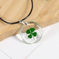Collier trèfle à quatre feuilles en résine transparente avec pendentif cœur, bijou porte-bonheur