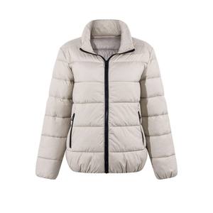 Veste matelassée minimaliste pour femmes, col montant neutre en polyester avec une précision allemande et une silhouette chaude et élégante - Product Image 5