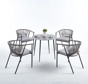 2023 hotsell corde tissée extérieur empilable en gros cadre en fer métal patio café jardin salle à manger chaise avec coussin imperméable