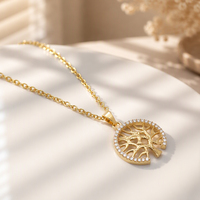 Collier Pendentif Arbre de Vie Religieux Ajoure avec Bordure Pavée de Zircons Cubiques, Chaîne en Acier Inoxydable Plaqué Or, Bijou Chrétien, Cadeau pour Elle