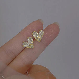 Orecchini E3383 con Diamanti Taglio Cuore Placcati Oro, Romantici per Uso Quotidiano, con Perle Laterali e Diamanti Naturali Colore G - Product Image 4