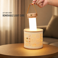 Lámpara de Mesa Moderna Desmontable de Madera Tallada con Pantalla Hueca y Asa de Cuero, Recargable Inalámbrica de 900mAh para Dormitorio y Mesita de Noche