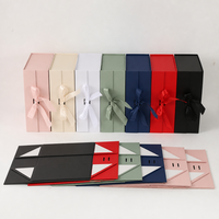 Boîtes rigides magnétiques en papier couché en gros avec doublure en éponge, pelliculage mat, ruban, estampage à chaud doré, emballage cadeau de Noël