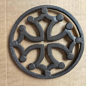 Antike französische runde Occitane Cross Trivet aus Gusseisen für Tisch matten durchmesser 20cm Farm house Decor - Product Image 1