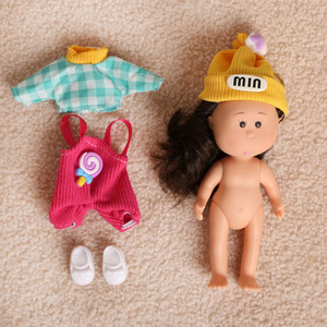 HECION Nuevo Llavero de Muñeca Patito de 14 CM, Adorable Miniatura con Ropa para Vestir, Muñeca de Peluche Hermana, Lindo Mini Peluche para Colgar en la Bolsa - Product Image 6