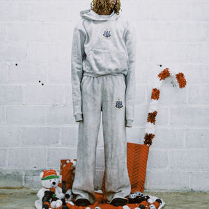 بدلات رياضية مخصصة بطباعة الشاشة الحريرية، هوديز وبنطلونات رياضية بخصر مطاطي وأرجل واسعة - Product Image 6