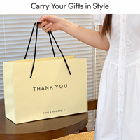 Sacs d'emballage pour vêtements en carton blanc avec impression personnalisée pour les salons de mode, sacs cadeaux personnalisés pour la vente au détail