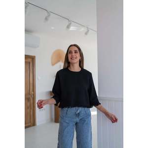 Chemise en tricot noire pour femmes, manches trois quarts, détail pompon, tenue décontractée pour tous les jours - Product Image 2