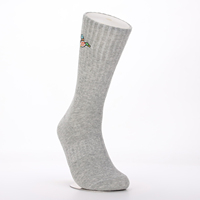 Chaussettes mi-mollet gris chiné personnalisées, logo brodé sur mesure, chaussettes en coton respirant pour la promotion de marque et le quotidien