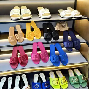2024 Luxus-Design-Anpassung Logo-Sandalen für Damen rutschfeste strukturierte flache Pantoffeln Schlussverkauf bestickte Hausschuhe