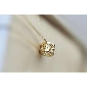 Vente en gros Pendentif en nid d'abeille en or 9 carats Design ajouré européen et américain moderne classique pour la fête KJ294 - Product Image 3