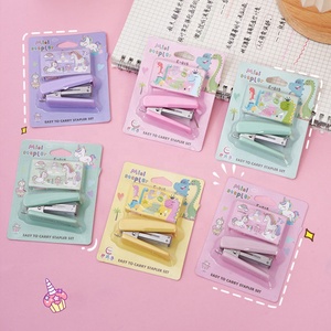 Mini <span class=keywords><strong>grapadora</strong></span> de color caramelo con grapas, <span class=keywords><strong>grapadora</strong></span> <span class=keywords><strong>pequeña</strong></span> y bonita para escritorio, regalo para uso de estudiantes o de oficina - Product Image 1