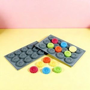 UNIMOUCH Moule à gâteau en silicone à 12 compartiments en spirale - Écologique, antiadhésif, forme décorative DIY, compatible lave-vaisselle - Product Image 4