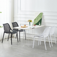 Échantillon gratuit Vente en gros Chaise de salle à manger moderne nouveau design pas chère pour restaurant Café Pp moulé empilable en plastique avec accoudoir