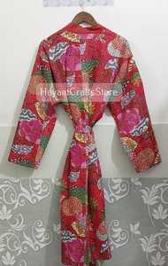 ชุดกิโมโนผ้าควิลท์พิมพ์ลายดอกไม้สีแดงสำหรับผู้หญิง แขนสามส่วน ทรงหลวม มีเข็มขัดผูก สวมใส่สบายทุกฤดู ผ้าทอ ความยาวปานกลาง - Product Image 2