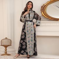 Robe longue musulmane de luxe 2026 Dubaï en mousseline brodée géométrique multicolore, col mandarin, manches évasées, ceinturée, tenue modeste