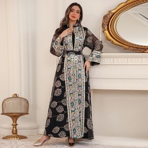 <span class=keywords><strong>Abito</strong></span> <span class=keywords><strong>Lungo</strong></span> Musulmano di Lusso Dubai 2026 in <span class=keywords><strong>Chiffon</strong></span> con Ricamo Geometrico Multicolore, Collo alla Coreana, <span class=keywords><strong>Maniche</strong></span> a Campana e Cintura - Outfit Modesto - Product Image 4