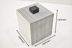 Caja de Almacenamiento de Resina MDF con Rayas Blancas y Negras de Calidad Premium, con Tapa, Almacenamiento Elegante para Decoración del Hogar y Sala de Estar, Disponible para la Venta - Product Image 2