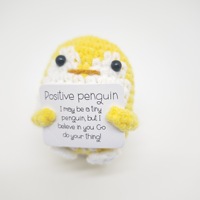 Vente Flash : Poupée Pingouin Positive Faite Main – Cadeau au Crochet avec Carte d'Encouragement Énergétique Positive – Animaux au Crochet pour le Soutien Émotionnel