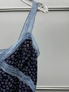 Haut de camisole pour femme style Pure Desire, col en V profond, dentelle, sans manches, imprimé floral, coupe ajustée - Product Image 3