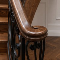 Escalier moderne à double poutre en bois massif avec rampes en fer, marches en chêne rouge américain pour villas intérieures