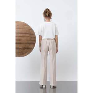 Pantalon décontracté côtelé beige Puane pour femme, coupe confortable et détails de coutures élégants pour un style au quotidien - Product Image 3