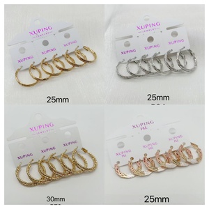 Boucles d'oreilles créoles torsadées épaisses et fines XUPING en cuivre plaqué or 14k 18k, plusieurs couleurs, grandes tailles, vente en gros - Product Image 3