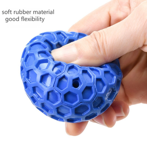Juguete de Goma Suave para Perro - Pelota con Forma de Panal de Abeja, con Sonido, Resistente al Agua, para Limpiar los Dientes de Cachorros y Uso en Interiores/Exteriores - Product Image 4
