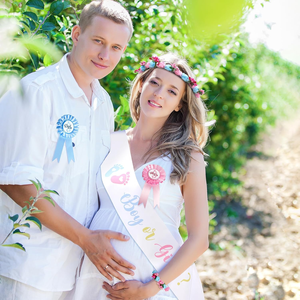 Set per Baby Shower Pafu: Fascia per Futura Mamma, Spille per Futuro Papà, Fascia per Capelli con Fiori, Braccialetto, Set Fascia Rivelazione Sesso Neonato (Maschio o Femmina) - Product Image 1