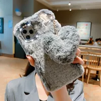 Luxe Amour Pendentif Téléphone étui pour iphone 16 15 Pro Max 14 13 12 11 X XS XR 8 7 6 Plus SE 2020 Mignon Chaud Hiver En Peluche Fourrure Couvre