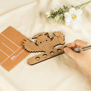 Breloque porte-bonheur sculptée en buis jaune moderne, cadeau pour la remise des diplômes et les célébrations des fêtes - Product Image 4