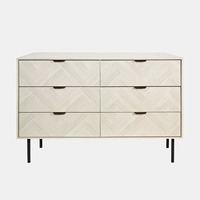 Commode haute à 6 tiroirs en bois clair moderne à chevrons, personnalisée OEM, avec poignées dorées et pieds métalliques pour chambre à coucher et projets hôteliers