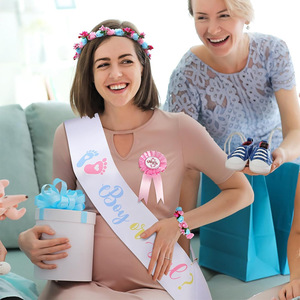 Set per Festa di Rivelazione del Sesso del Bambino, Fascia con Impronta Piede Bambino o Bambina, Corona di Fiori Rosa Blu, Distintivo a Nastro per Futura Mamma e Papà, Accessorio per Rivelazione del Sesso - Product Image 2