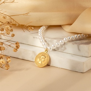 Collier personnalisé en perles plaqué or avec pendentif rond portrait de reine - Product Image 4
