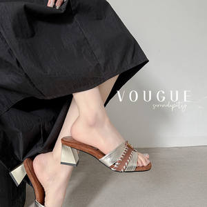 Sandales compensées rétro en tricot à col en V, élégantes et polyvalentes, avec talon carré, parfaites pour les journées décontractées. - Product Image 5