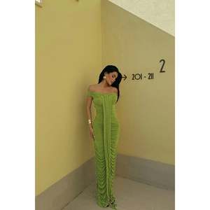 Robe de soirée formelle verte A-Line Naselinta avec sequins, perles, fleurs et plumes, disponible en tailles XS, longueur au sol ou au genou, effet 3D - Product Image 3