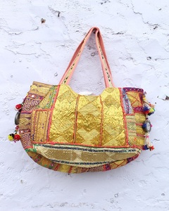 Bolsos Artesanales de Estilo Global Fusion, Bordados con Espejos Banjara Antiguos, Bolso de Hombro Étnico Gitano para Mujer - Product Image 4