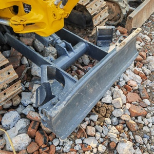 Miniexcavadora Komatsu PC18MR-2 usada, original de Japón, de 1.8 toneladas, con giro de cola cero, excavadora con línea de martillo hidráulico y pluma desplazable. - Product Image 2